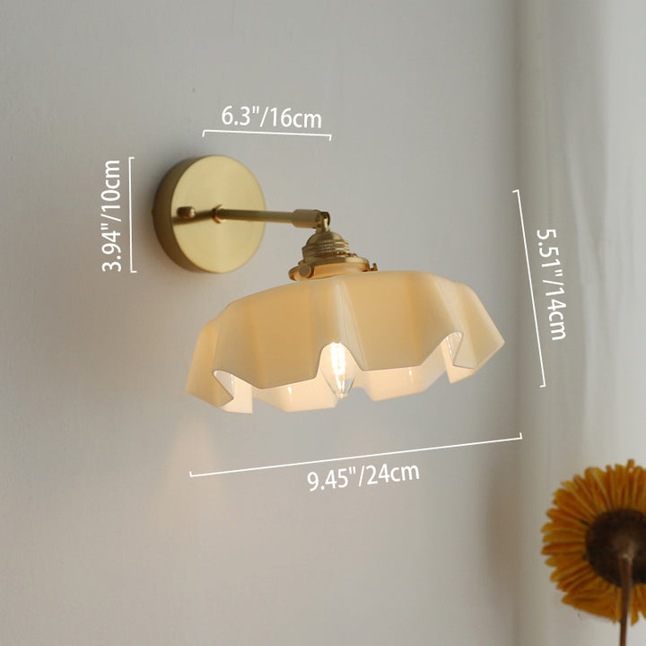Applique murale suspendue à 1 lumière en verre français traditionnel avec laiton et fer plissé pour chambre à coucher 