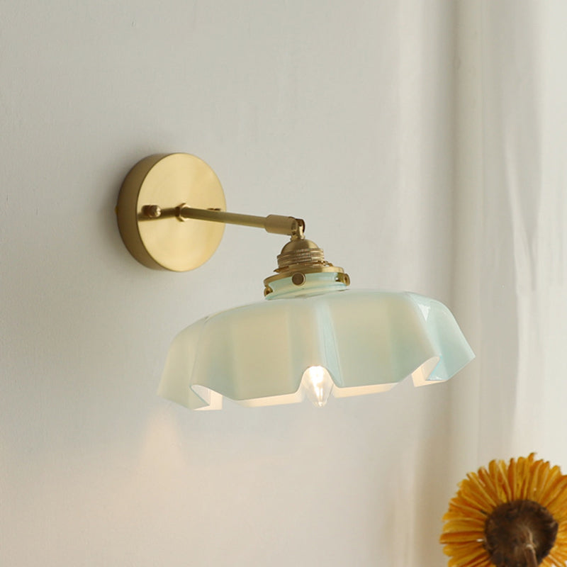 Applique murale suspendue à 1 lumière en verre français traditionnel avec laiton et fer plissé pour chambre à coucher 