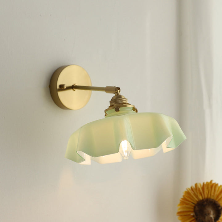 Applique murale suspendue à 1 lumière en verre français traditionnel avec laiton et fer plissé pour chambre à coucher 