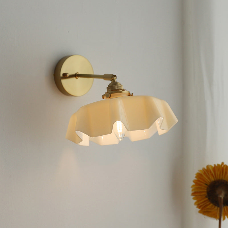 Applique murale suspendue à 1 lumière en verre français traditionnel avec laiton et fer plissé pour chambre à coucher 