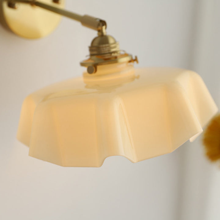 Applique murale suspendue à 1 lumière en verre français traditionnel avec laiton et fer plissé pour chambre à coucher 