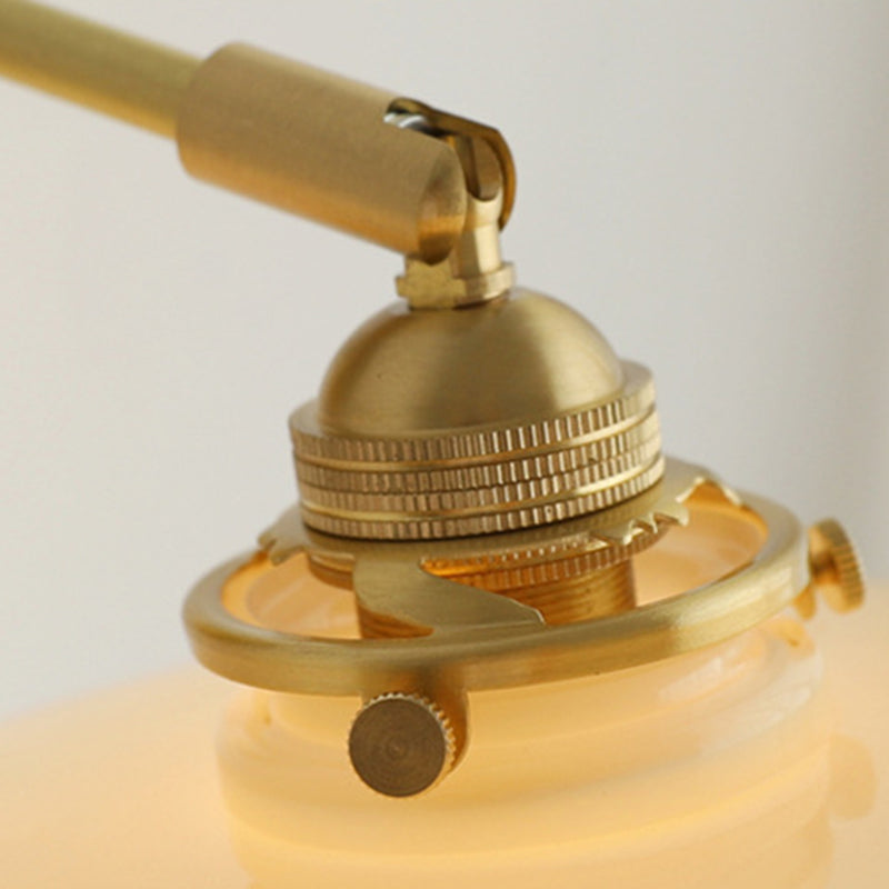 Applique murale suspendue à 1 lumière en verre français traditionnel avec laiton et fer plissé pour chambre à coucher 