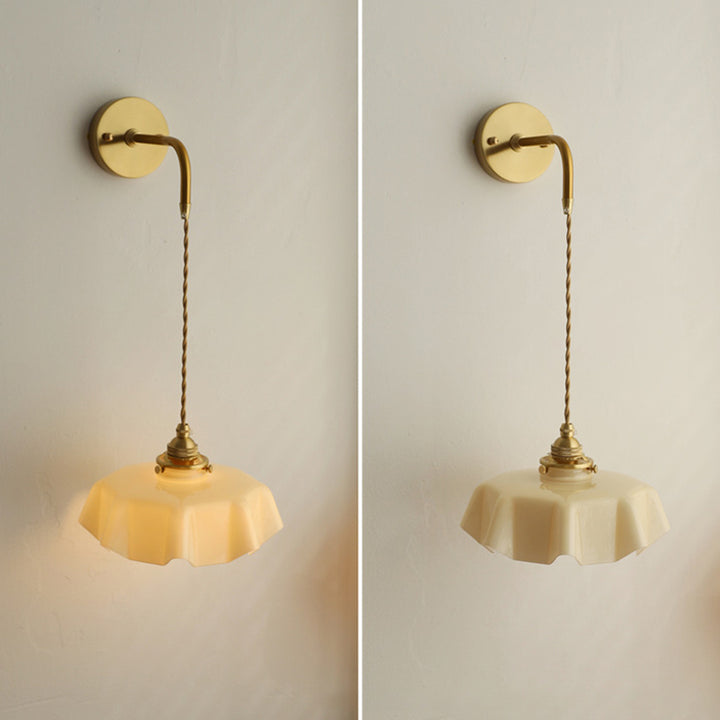 Applique murale suspendue à 1 lumière en verre français traditionnel avec laiton et fer plissé pour chambre à coucher 