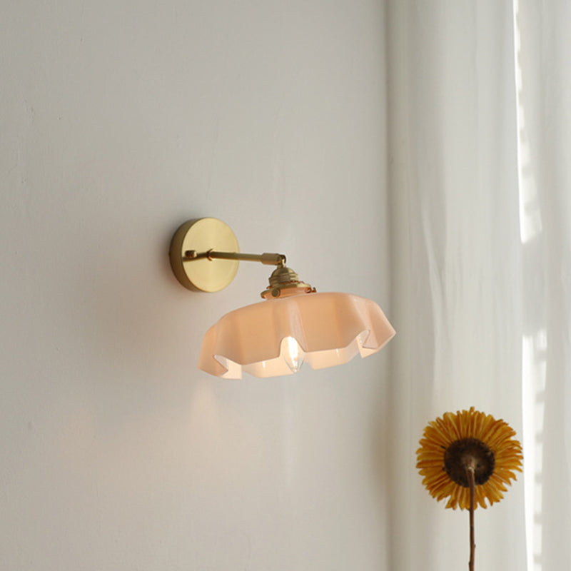 Applique murale suspendue à 1 lumière en verre français traditionnel avec laiton et fer plissé pour chambre à coucher 