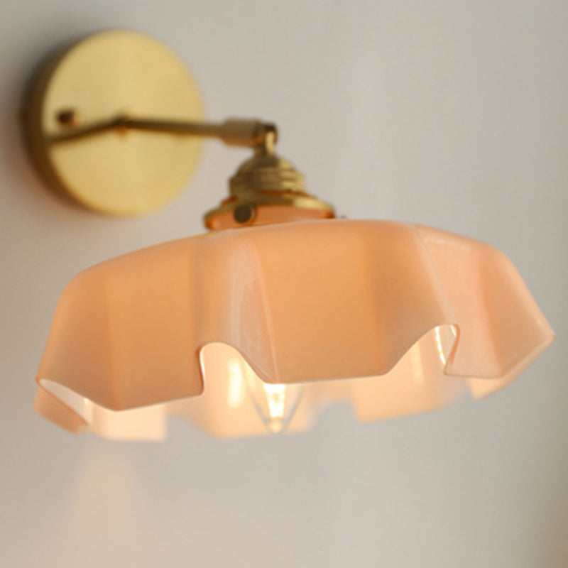 Applique murale suspendue à 1 lumière en verre français traditionnel avec laiton et fer plissé pour chambre à coucher 