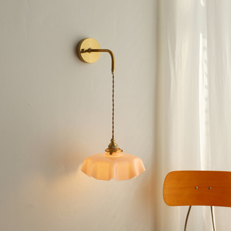 Applique murale suspendue à 1 lumière en verre français traditionnel avec laiton et fer plissé pour chambre à coucher 