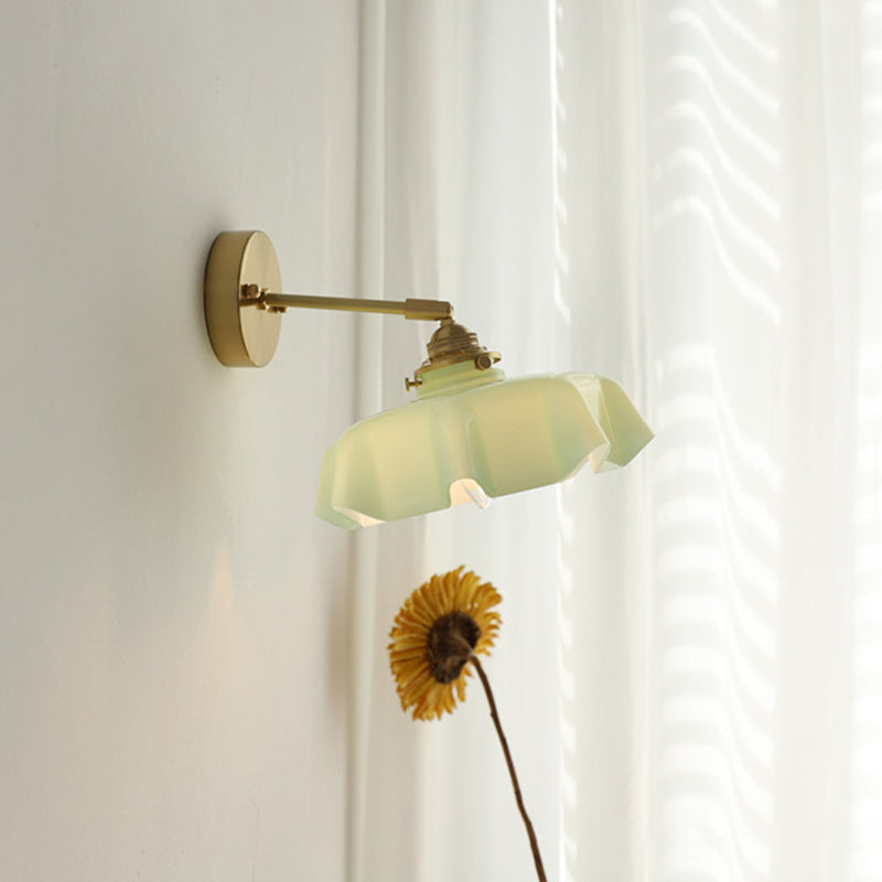 Applique murale suspendue à 1 lumière en verre français traditionnel avec laiton et fer plissé pour chambre à coucher 