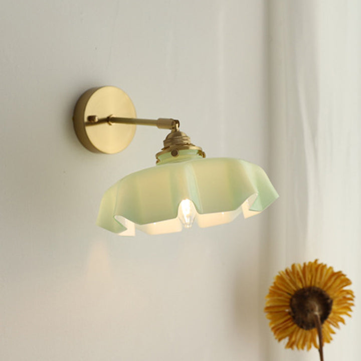 Applique murale suspendue à 1 lumière en verre français traditionnel avec laiton et fer plissé pour chambre à coucher 