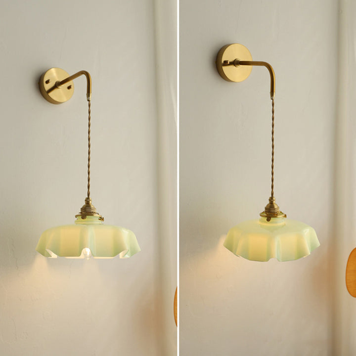 Applique murale suspendue à 1 lumière en verre français traditionnel avec laiton et fer plissé pour chambre à coucher 