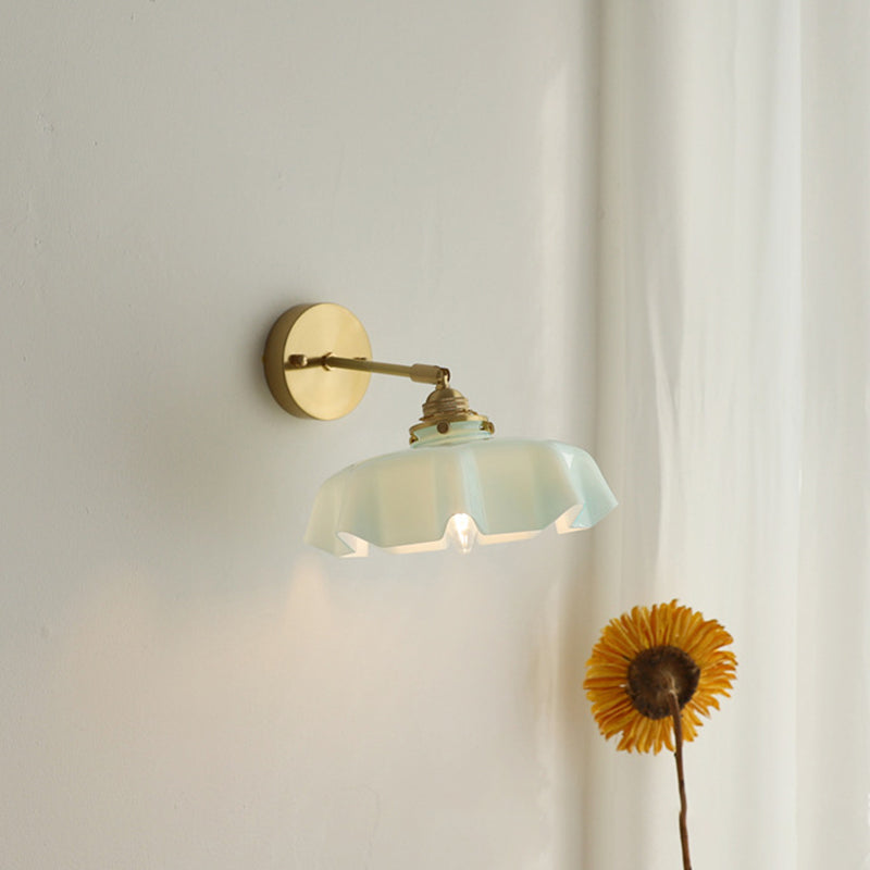 Applique murale suspendue à 1 lumière en verre français traditionnel avec laiton et fer plissé pour chambre à coucher 