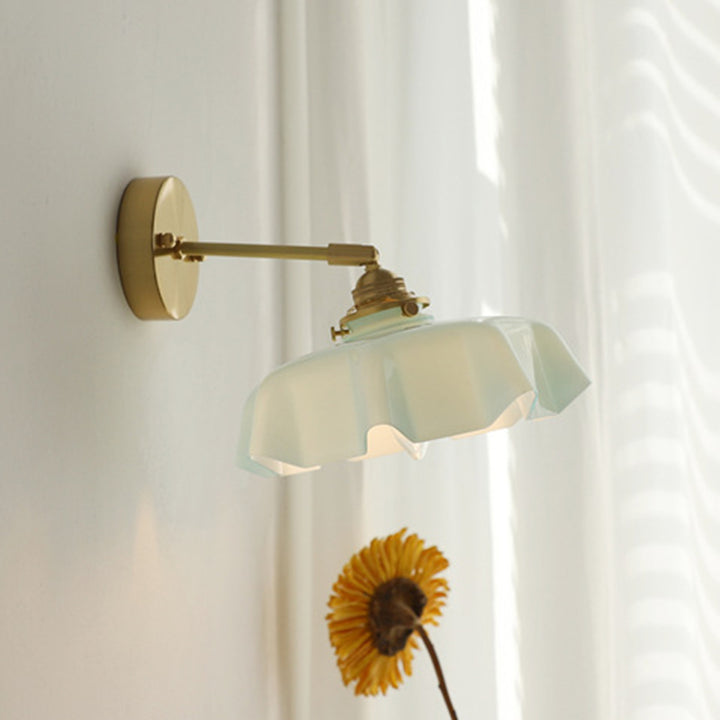 Applique murale suspendue à 1 lumière en verre français traditionnel avec laiton et fer plissé pour chambre à coucher 