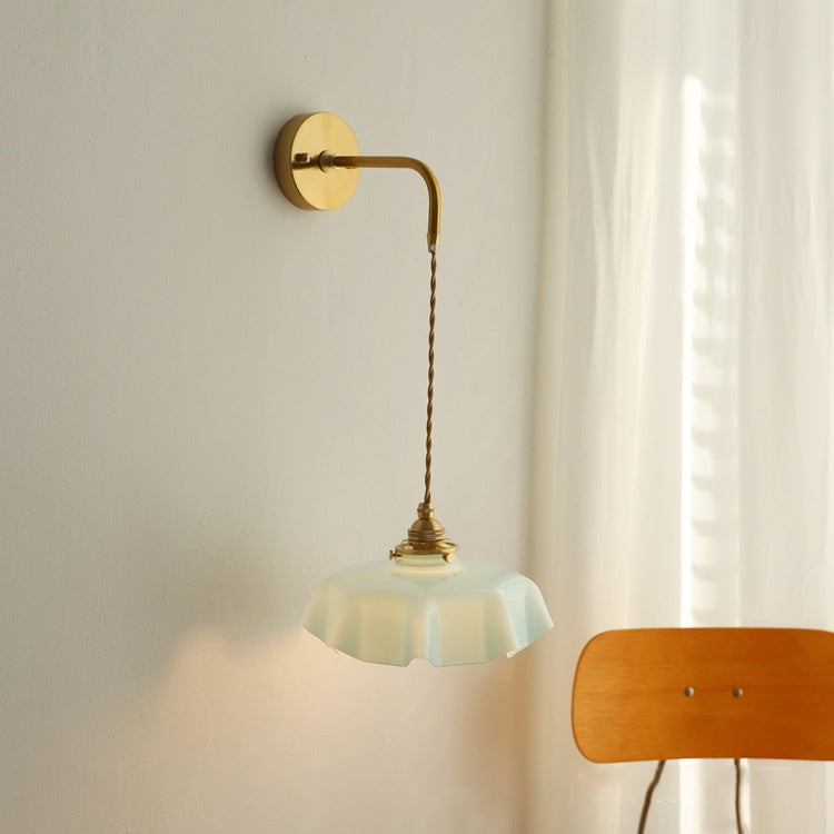Applique murale suspendue à 1 lumière en verre français traditionnel avec laiton et fer plissé pour chambre à coucher 