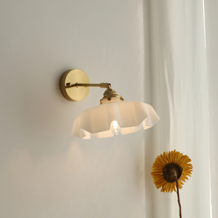 Applique murale suspendue à 1 lumière en verre français traditionnel avec laiton et fer plissé pour chambre à coucher 