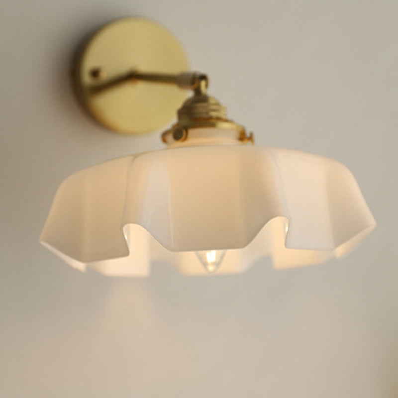 Applique murale suspendue à 1 lumière en verre français traditionnel avec laiton et fer plissé pour chambre à coucher 