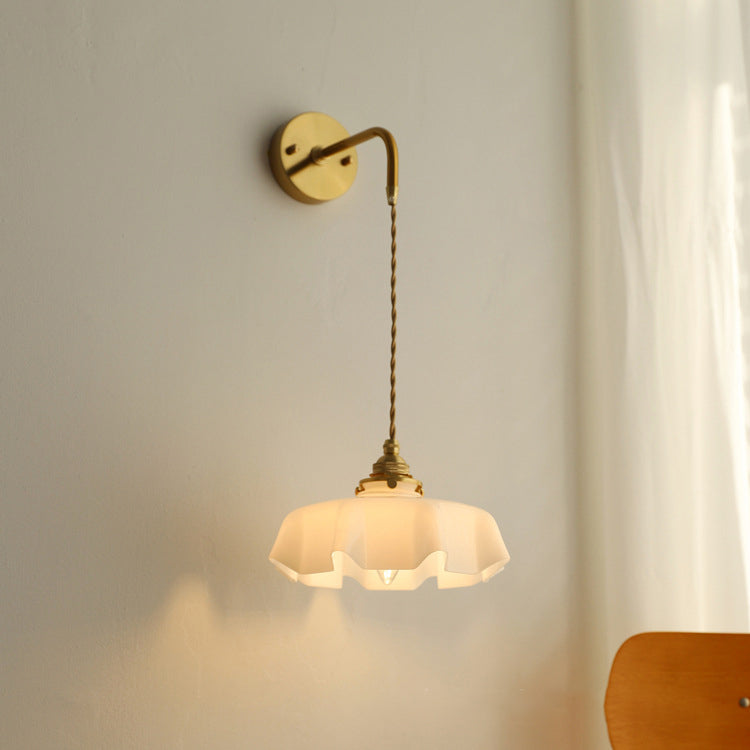 Applique murale suspendue à 1 lumière en verre français traditionnel avec laiton et fer plissé pour chambre à coucher 