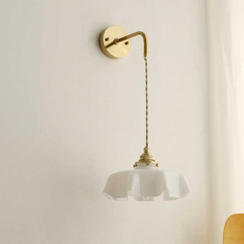 Applique murale suspendue à 1 lumière en verre français traditionnel avec laiton et fer plissé pour chambre à coucher 