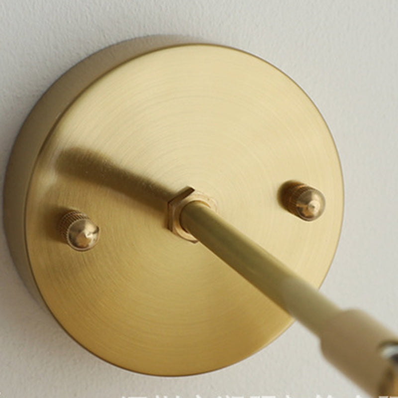 Applique murale suspendue à 1 lumière en verre français traditionnel avec laiton et fer plissé pour chambre à coucher 