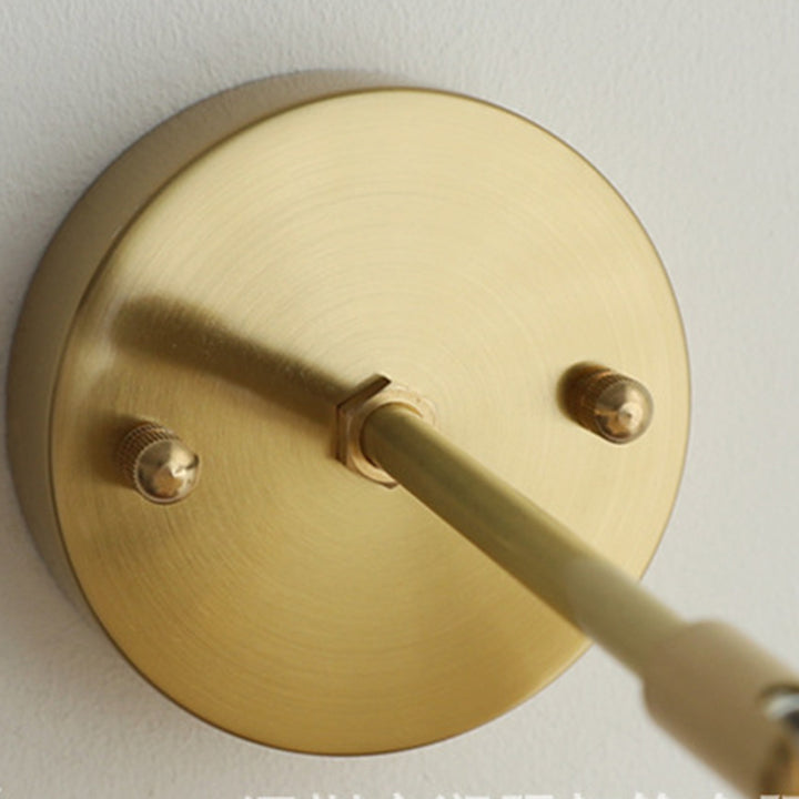 Applique murale suspendue à 1 lumière en verre français traditionnel avec laiton et fer plissé pour chambre à coucher 