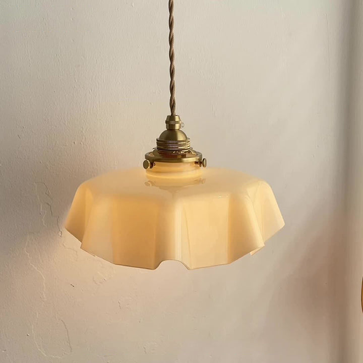 Applique murale suspendue à 1 lumière en verre français traditionnel avec laiton et fer plissé pour chambre à coucher 