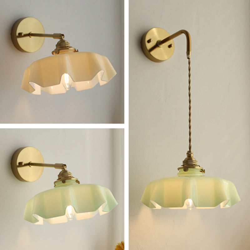 Applique murale suspendue à 1 lumière en verre français traditionnel avec laiton et fer plissé pour chambre à coucher 