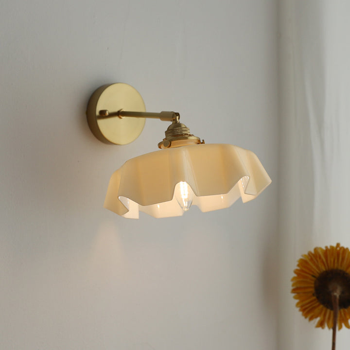 Applique murale suspendue à 1 lumière en verre français traditionnel avec laiton et fer plissé pour chambre à coucher 