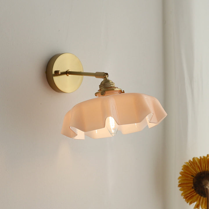 Applique murale suspendue à 1 lumière en verre français traditionnel avec laiton et fer plissé pour chambre à coucher 