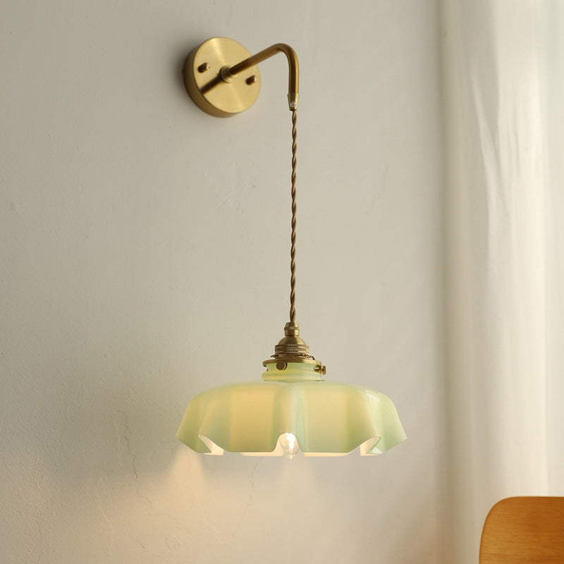 Applique murale suspendue à 1 lumière en verre français traditionnel avec laiton et fer plissé pour chambre à coucher 