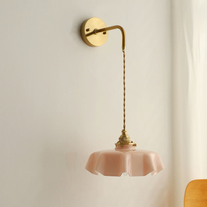 Applique murale suspendue à 1 lumière en verre français traditionnel avec laiton et fer plissé pour chambre à coucher 