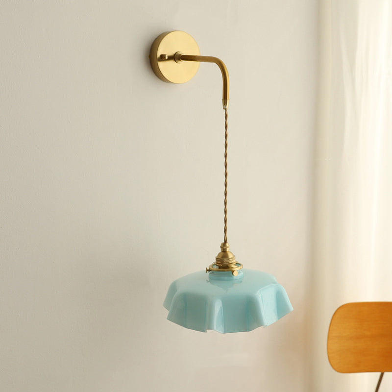 Applique murale suspendue à 1 lumière en verre français traditionnel avec laiton et fer plissé pour chambre à coucher 