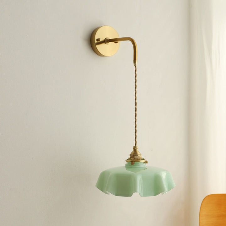 Applique murale suspendue à 1 lumière en verre français traditionnel avec laiton et fer plissé pour chambre à coucher 
