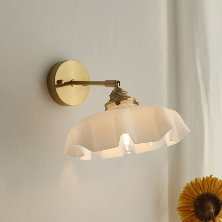 Applique murale suspendue à 1 lumière en verre français traditionnel avec laiton et fer plissé pour chambre à coucher 