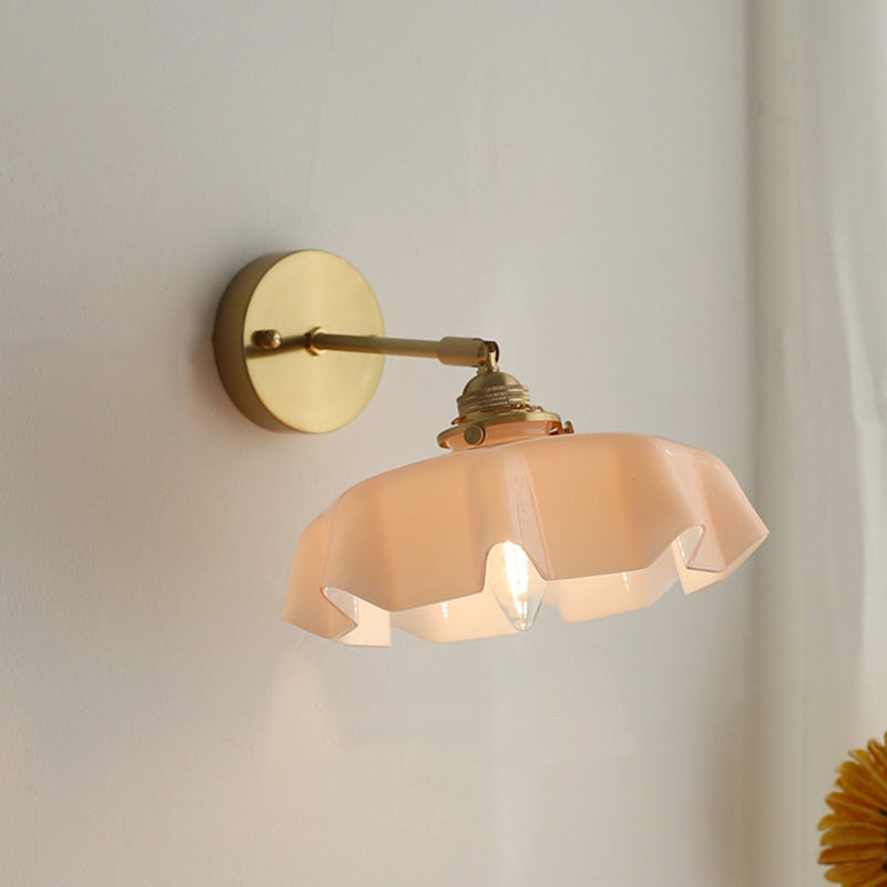 Applique murale suspendue à 1 lumière en verre français traditionnel avec laiton et fer plissé pour chambre à coucher 
