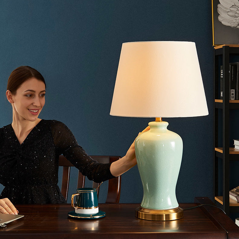 Zeitgenössische nordische Keramikstoff Elliptische Basis 1-Licht Tischlampe für Schlafzimmer und Wohnzimmer 