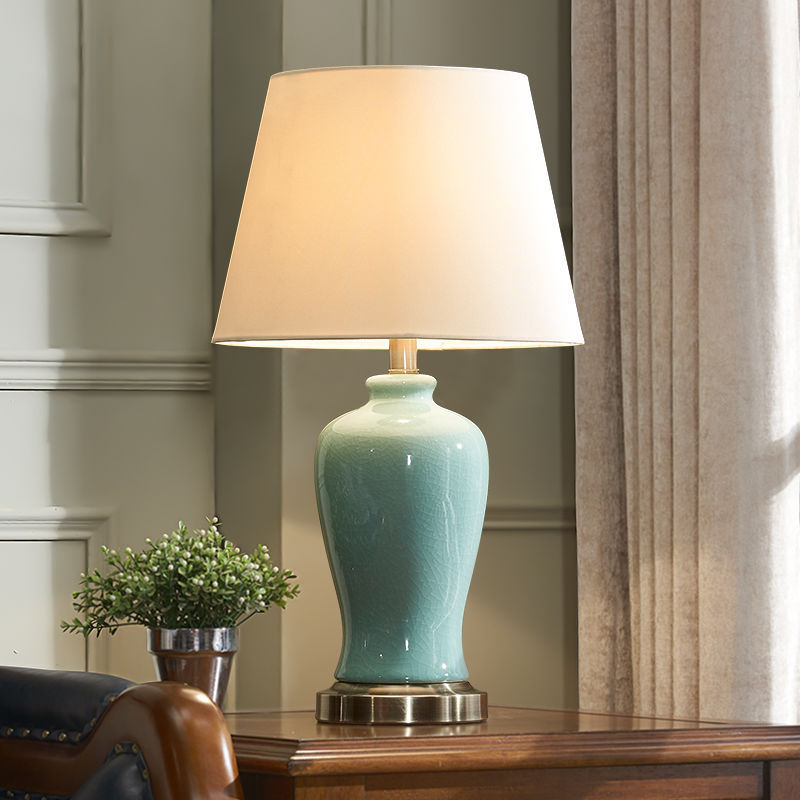 Zeitgenössische nordische Keramikstoff Elliptische Basis 1-Licht Tischlampe für Schlafzimmer und Wohnzimmer 