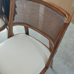 Traditioneller Vintage-Mikrofaserleder-, Holz- und Rattan-Kurven-Esszimmerstuhl für Esszimmer, Wohnzimmer und Schlafzimmer 