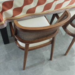 Traditioneller Vintage-Mikrofaserleder-, Holz- und Rattan-Kurven-Esszimmerstuhl für Esszimmer, Wohnzimmer und Schlafzimmer 