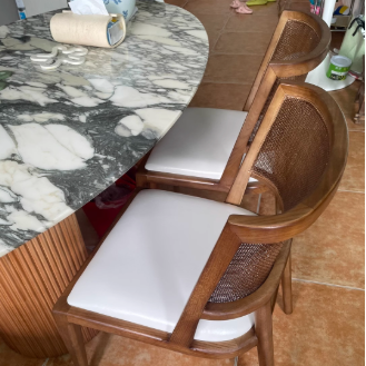 Traditioneller Vintage-Mikrofaserleder-, Holz- und Rattan-Kurven-Esszimmerstuhl für Esszimmer, Wohnzimmer und Schlafzimmer 