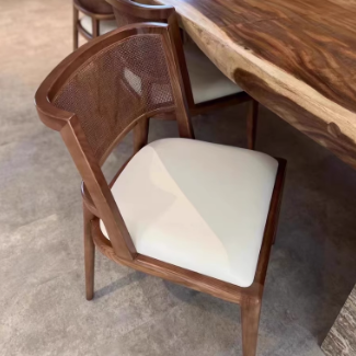 Traditioneller Vintage-Mikrofaserleder-, Holz- und Rattan-Kurven-Esszimmerstuhl für Esszimmer, Wohnzimmer und Schlafzimmer 