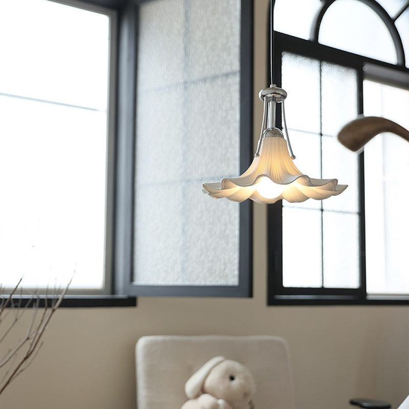 Zeitgenössische skandinavische Magnolienblumen-Hardware-Keramik 1-Licht-Pendelleuchte für das Wohnzimmer 