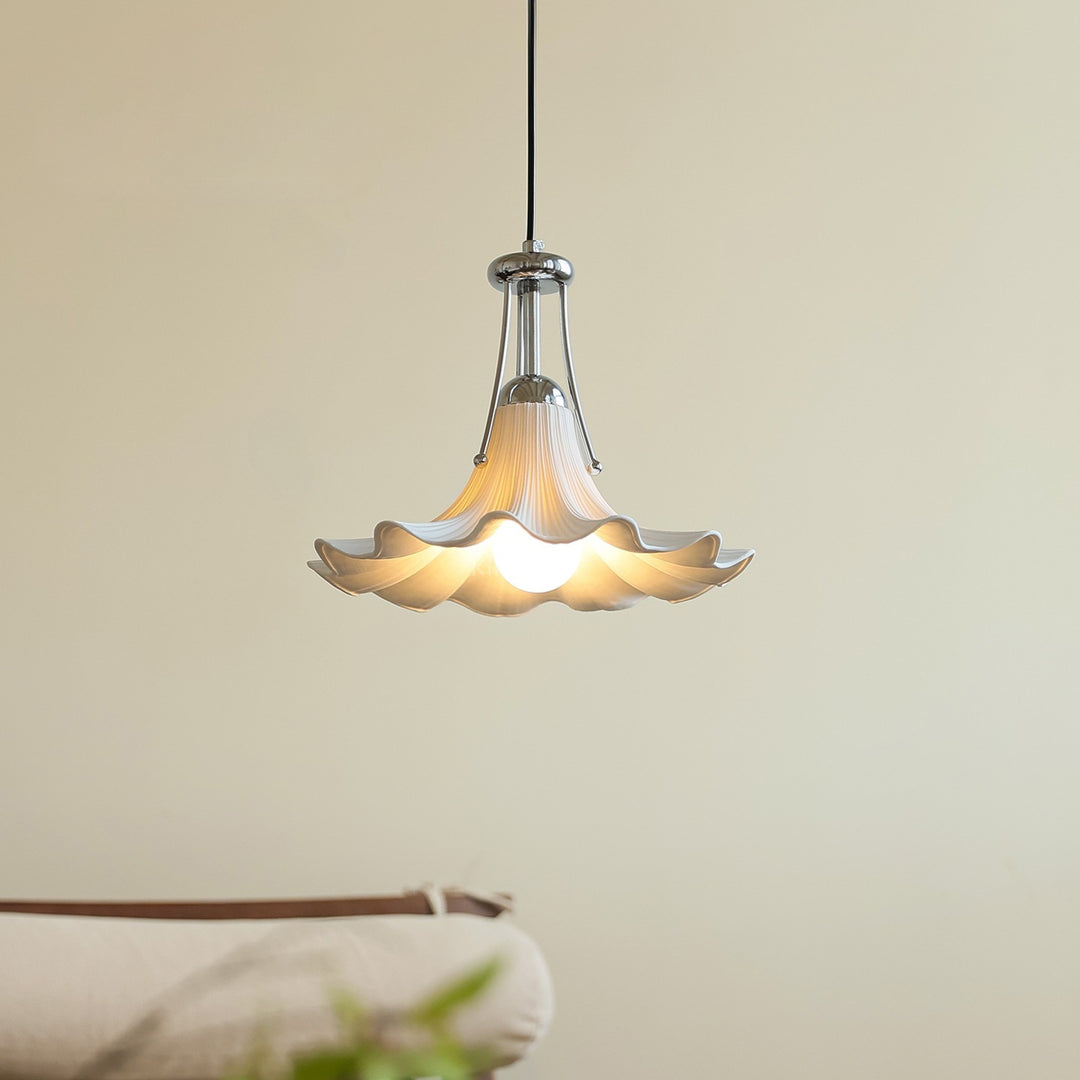 Zeitgenössische skandinavische Magnolienblumen-Hardware-Keramik 1-Licht-Pendelleuchte für das Wohnzimmer 