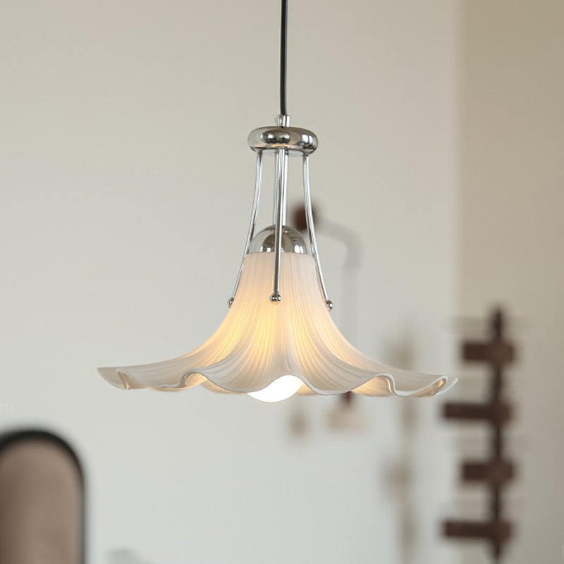 Zeitgenössische skandinavische Magnolienblumen-Hardware-Keramik 1-Licht-Pendelleuchte für das Wohnzimmer 