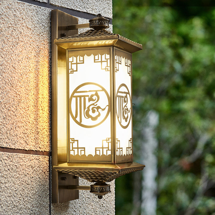 Lanterne du palais rectangulaire chinoise traditionnelle en cuivre avec verre, applique murale à une lumière pour patio extérieur 