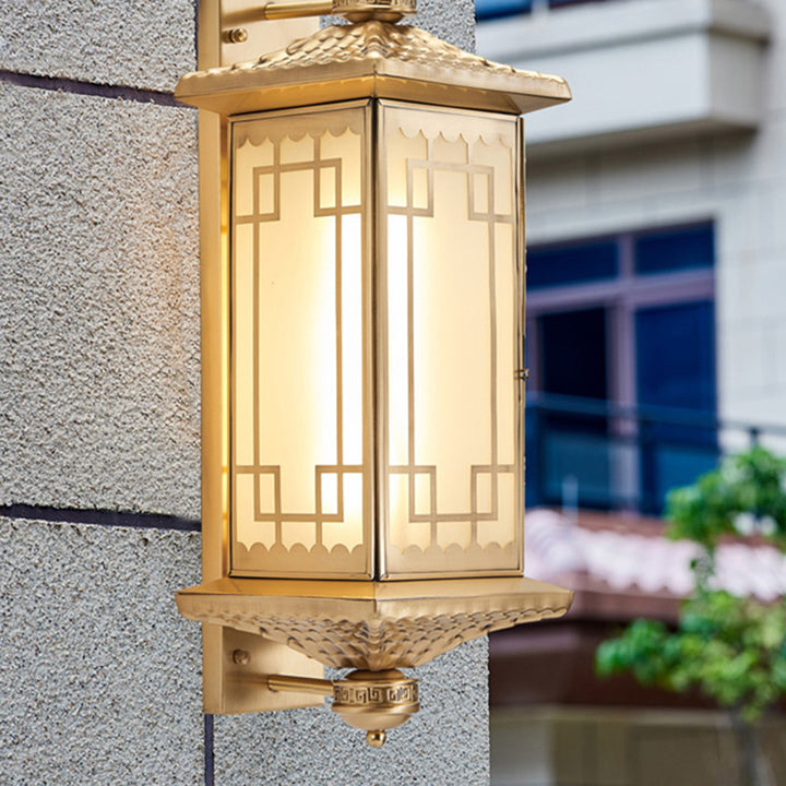Lanterne du palais rectangulaire chinoise traditionnelle en cuivre avec verre, applique murale à une lumière pour patio extérieur 