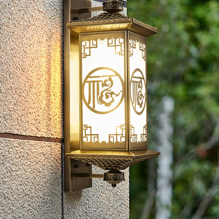 Lanterne du palais rectangulaire chinoise traditionnelle en cuivre avec verre, applique murale à une lumière pour patio extérieur 