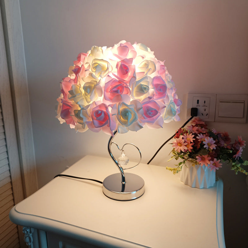 Zeitgenössische kreative Blume Eisen Stoff 1-Licht Tischlampe für Wohnzimmer 