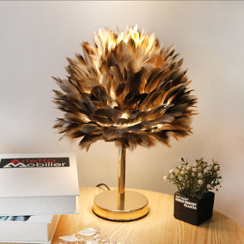 Lampe de table contemporaine ovale en fer avec une plume créative 1-lumière pour salon 