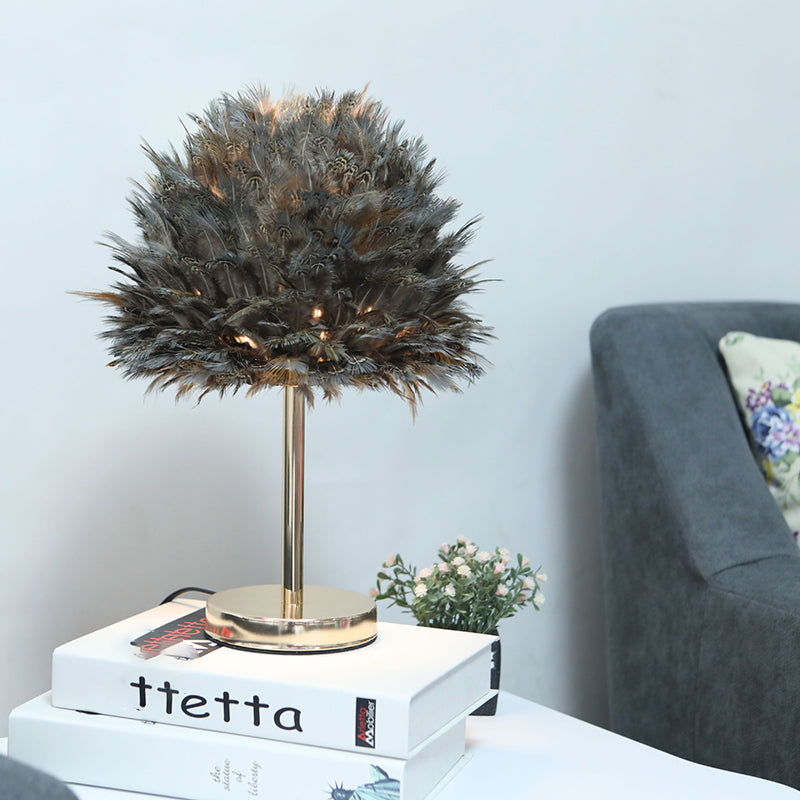 Lampe de table contemporaine ovale en fer avec une plume créative 1-lumière pour salon 