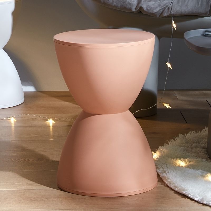 Moderner minimalistischer langer ovaler Hocker aus Samtstoff mit Stahlrahmen für das Wohnzimmer 