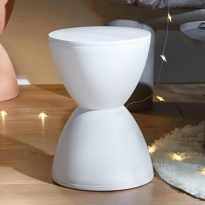 Moderner minimalistischer langer ovaler Hocker aus Samtstoff mit Stahlrahmen für das Wohnzimmer 