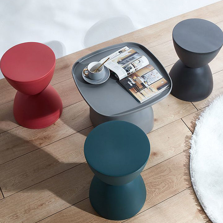 Moderner minimalistischer langer ovaler Hocker aus Samtstoff mit Stahlrahmen für das Wohnzimmer 